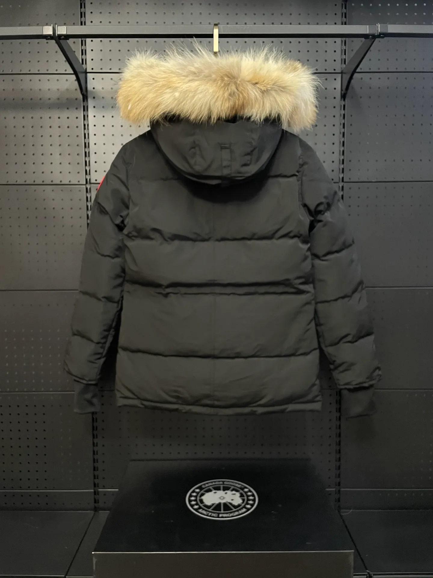 P880 black Canadian CANADA GOOES 04 model/women's model. The Arctic and Antarctic scientific expedition teams and others choose Canada Goose as their cold-proof equipment. They are the Rolls-Royce of down jackets.  ➖ Industry-leading anti-counterfeiting chip sensing.  ➖ Imported Behringer embroidery machines and customized embroidery labels, the highest level and industry leading.  ➖ Imported Korean 21-count polyester-cotton blended original fabric, TC85 waterproof coated fabric, water-repellent, windproof and wear-resistant.  ➖ The new national standard 80 white duck down is filled with an average of 520 grams of down. The amount of down filled is industry-leading.  ➖ 100% nylon lining with double double-layer sealing design to prevent velvet running, and seamless thread design on the cuffs!  ➖ Western Canadian Green Wolf Collar.  ➖ Yoshida YKK provides original factory-customized electroplated sliders. YKK two-way lockable zippers are tight and smooth and do not peel off paint.  ➖ 3M composite Velcro is durable and the accessories and hardware are all custom-made. Only for the purest goose, the most dedicated, the most professional, the highest quality, the highest cost performance!    SIZE:XS-XXL